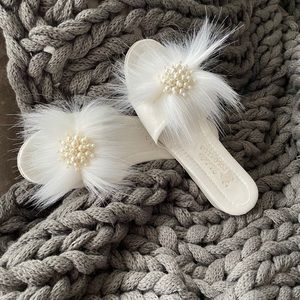 Perfect for the morning of a wedding ! Never worn, run narrow.